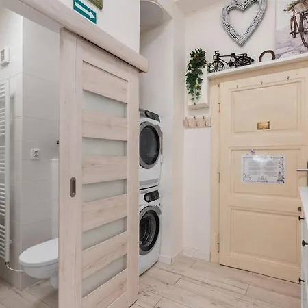 Cozy 2 Bedroom Flat In Apartment *
