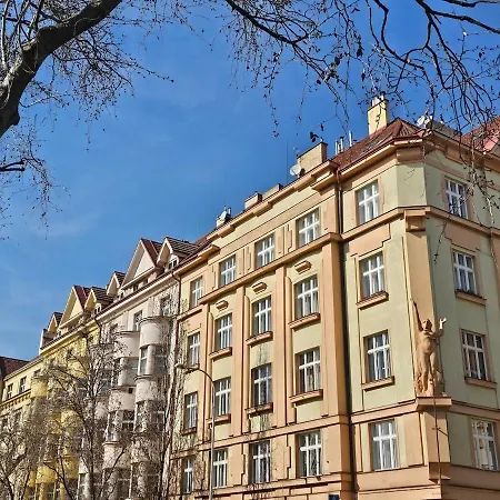 Cozy 2 Bedroom Flat In Apartment Prag