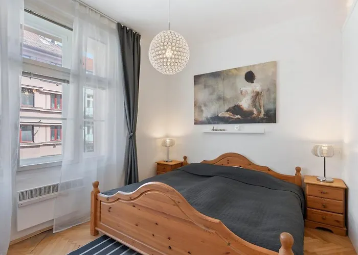 Cozy 2 Bedroom Flat In *