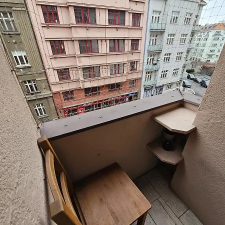 Cozy 2 Bedroom Flat In Apartman Prága